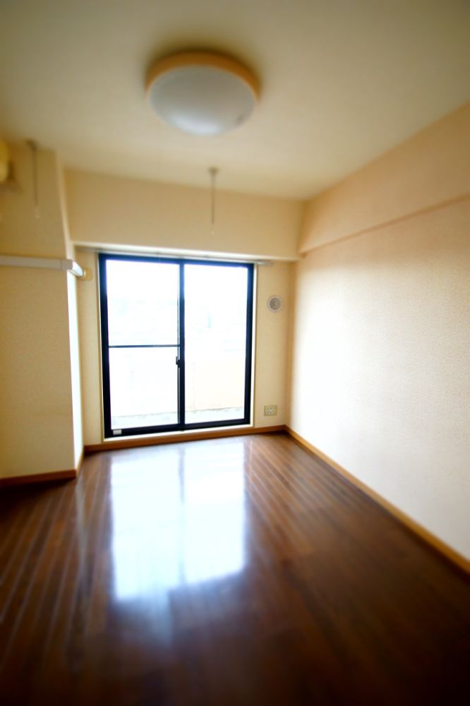 【居間・リビング】　「シックな色合いの床材を使用した居住空間」