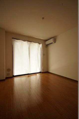 【居間・リビング】　落ち着いた色合いの床材を使用した居住空間です。