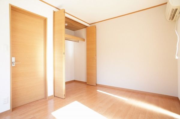 【寝室】　「明るい色の床材を使用したお部屋です」