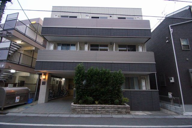 【建物外観】　東海道本線「川崎」駅より徒歩11分のマンションです。