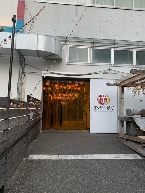 アソビル入口　川側